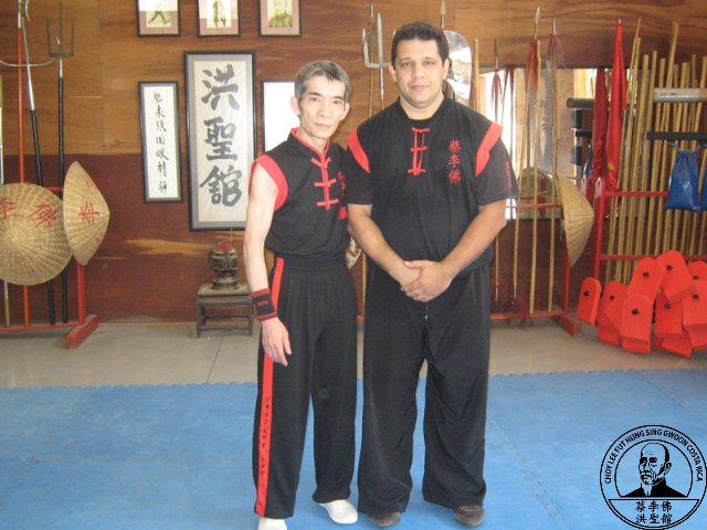 Profesor John La Touche junto con el Maestro Chen Yong Fa en Chile 2012 phoca thumb l img 5197
